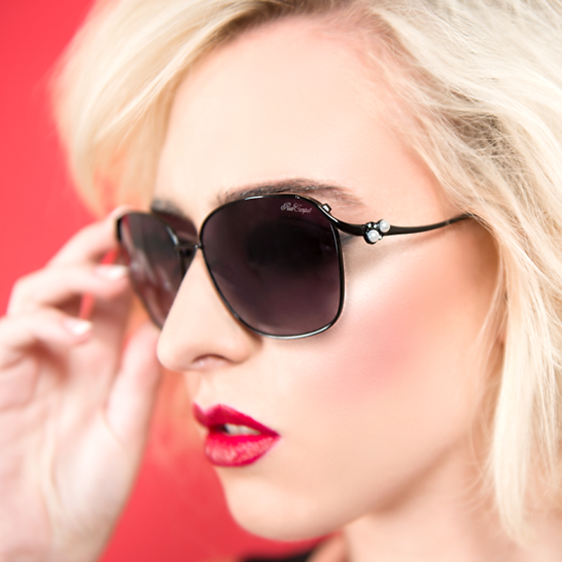 Model wearing Red Carpet Onyx polarized sunglasses