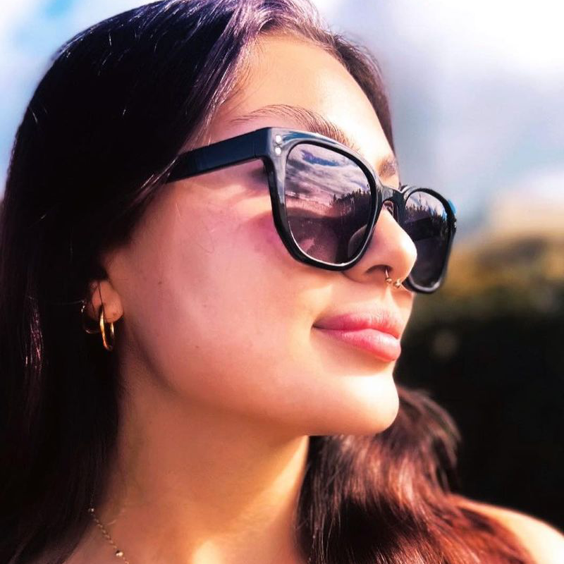 Woman wearing Islander Eyes Cozumel polarized sunglasses